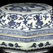 Caja octogonal de porcelana azul y blanca, S.XX