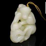 White jade figure 'monkeys', Qing dynasty, Qianlong