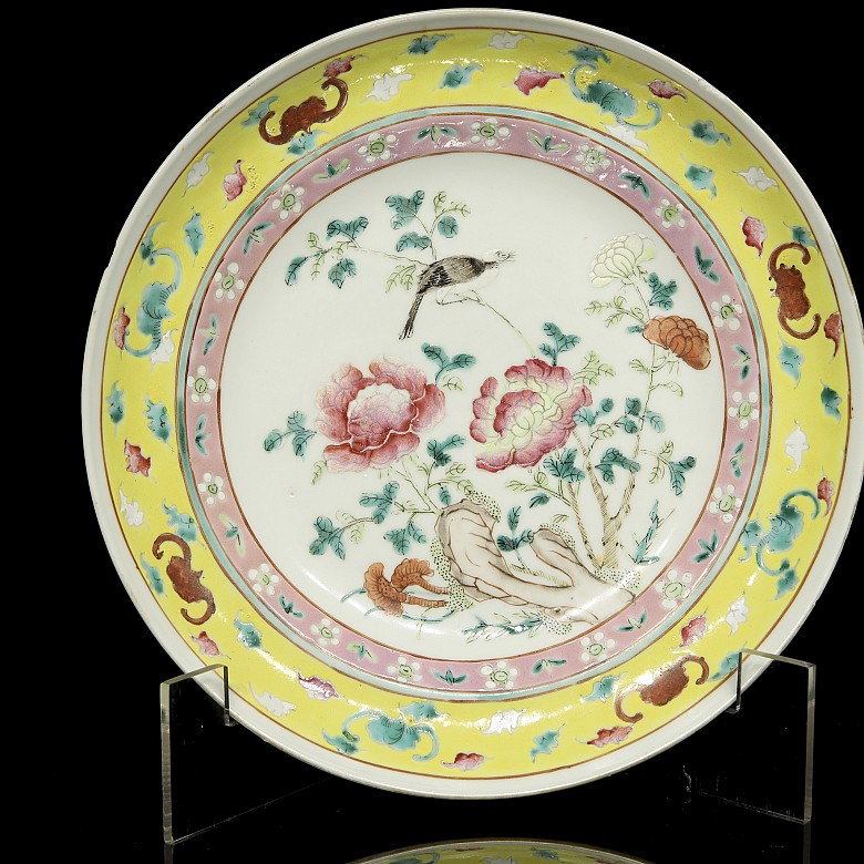 Pair of pink family plates ‘Flowers and birds’, 20th century