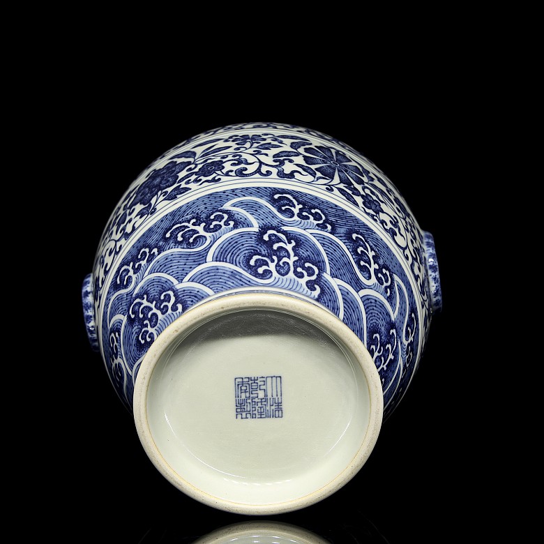 Blue and white ‘Hu’ porcelain vase, with Qianlong seal