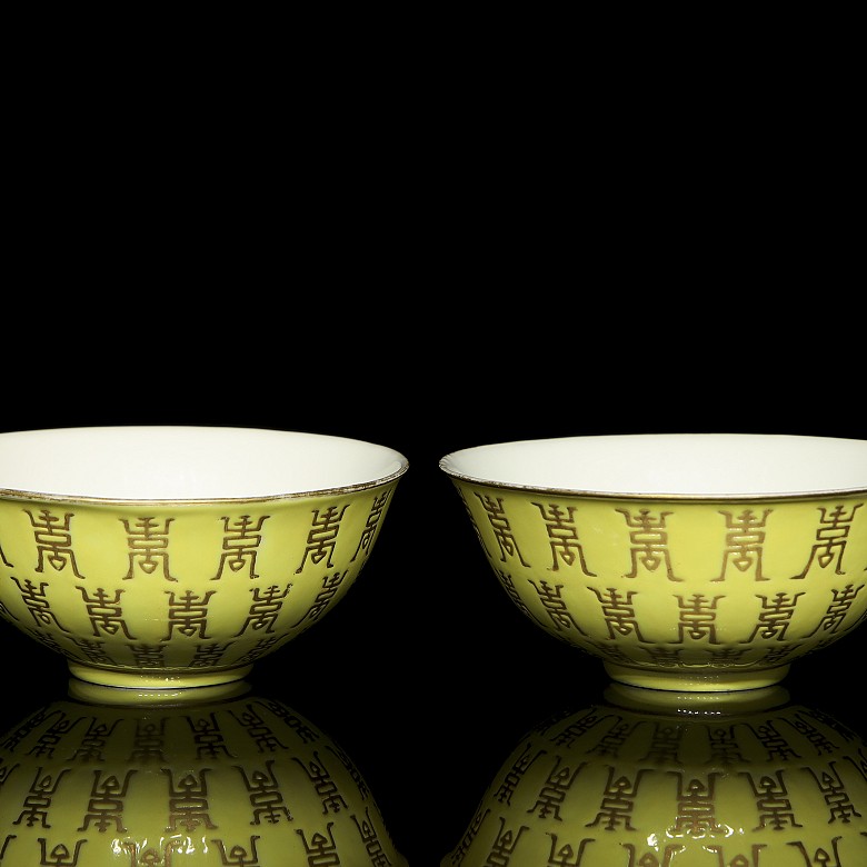 Pair of porcelain bowls famille rose, with Tongzhi seal