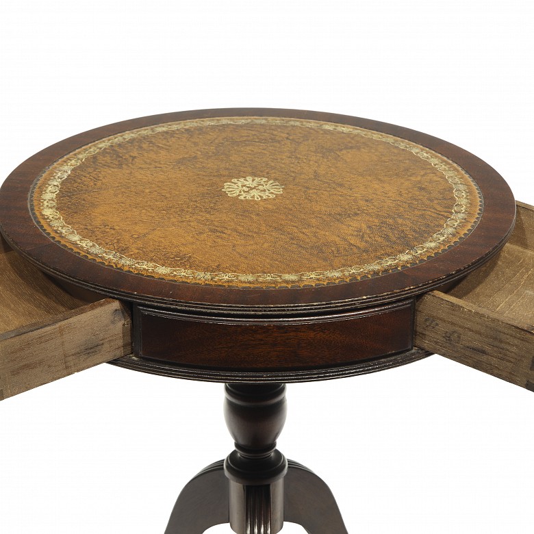 Round game table, English style, 20th century