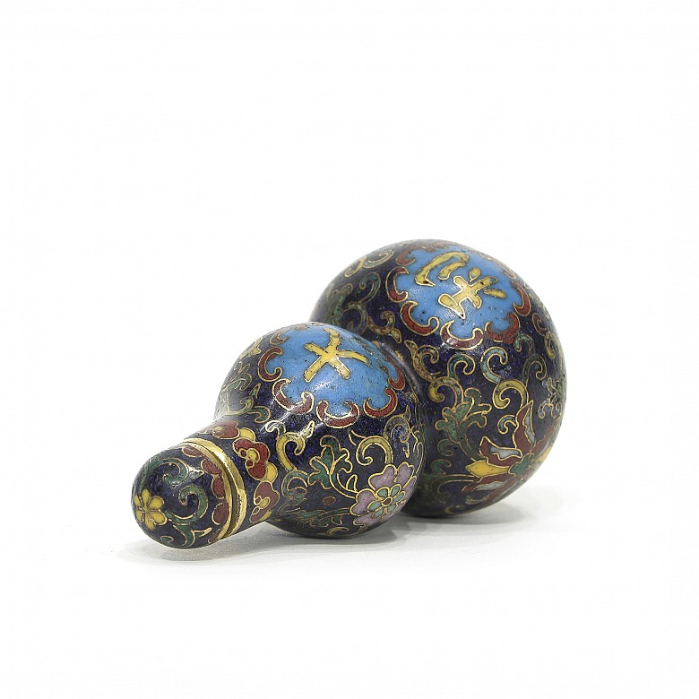 Cloisonne snuff bottle, with Qianlong mark.