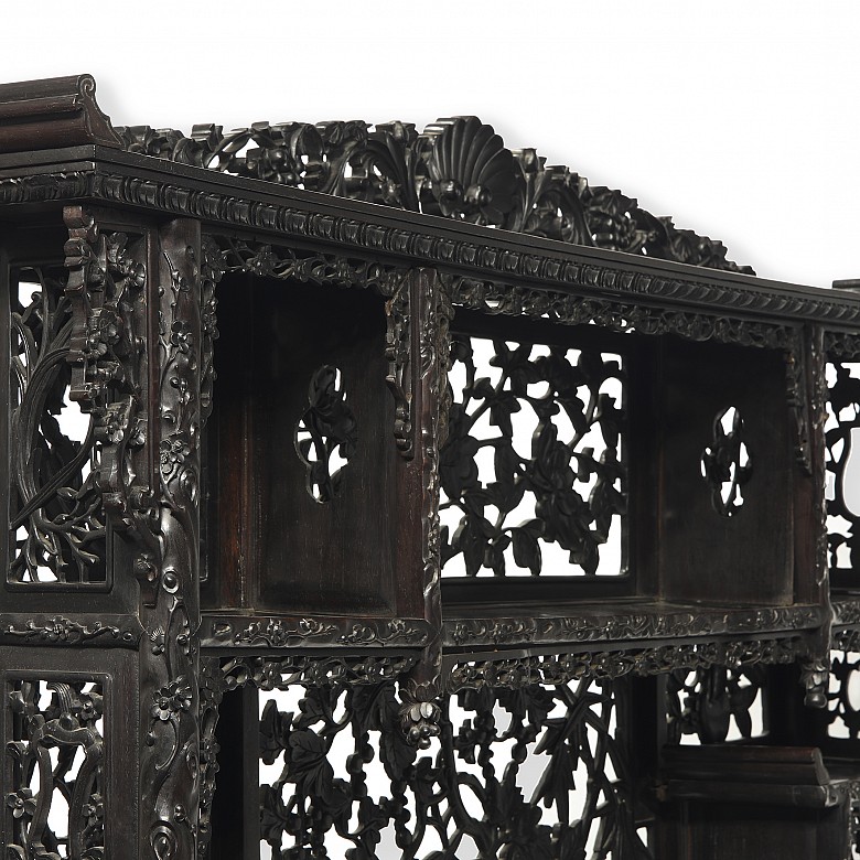 Chinese carved wooden bookshelf, 20th century