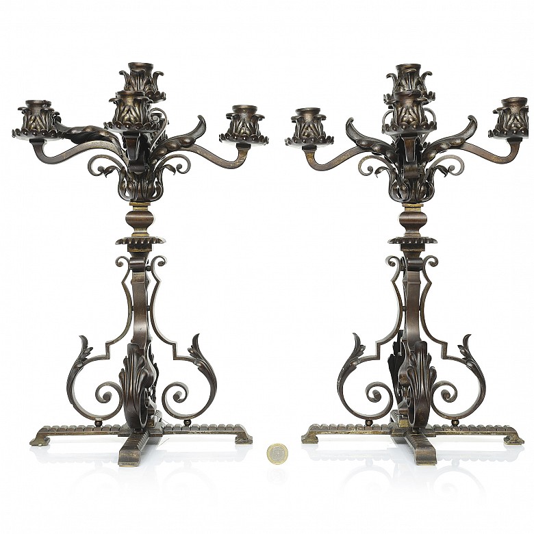 Pareja de candelabros de metal, S.XX