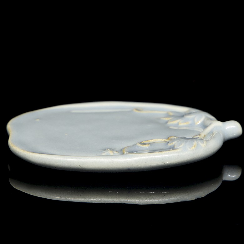 Pequeño recipiente de porcelana azul 