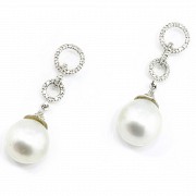 Earrings in 18k white gold, with Australian pearl and diamonds