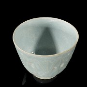 Glazed ceramic ‘Lotus petals’ mug, 19th century