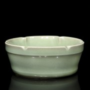 Celadon-glazed Longquan ceramic bowl, Song dynasty or later