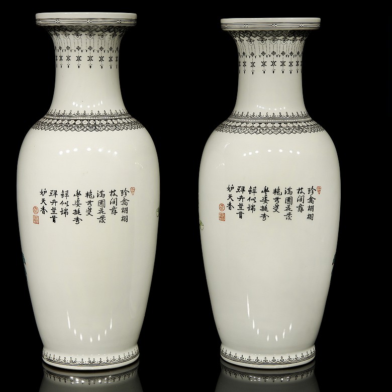 Pair of vases 