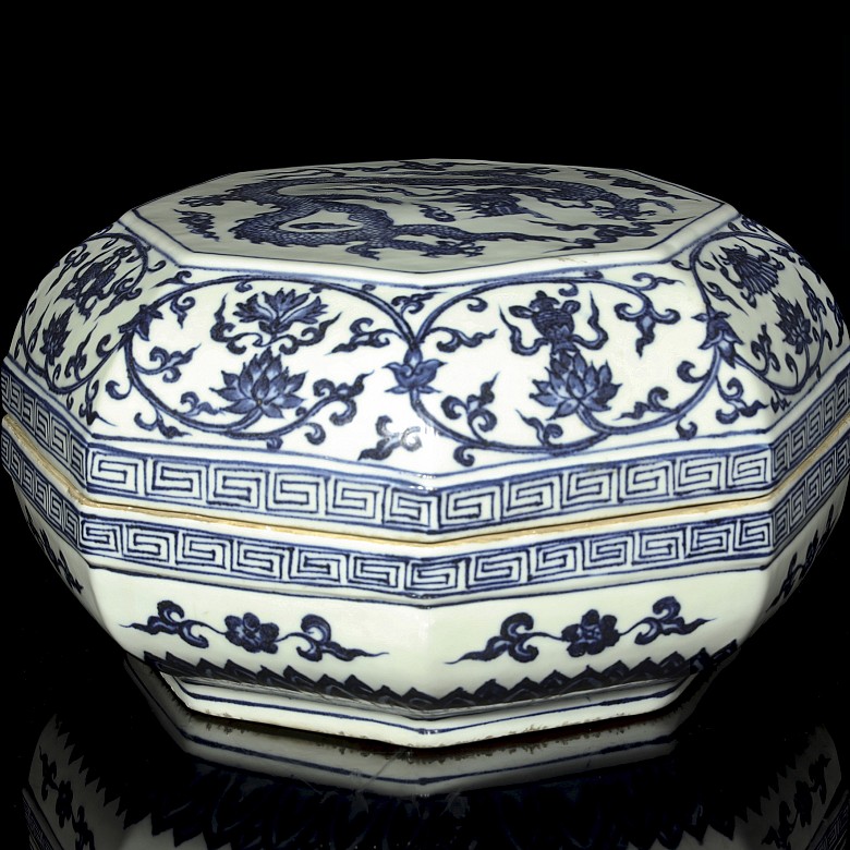 Blue and white porcelain octagonal box, 20th century