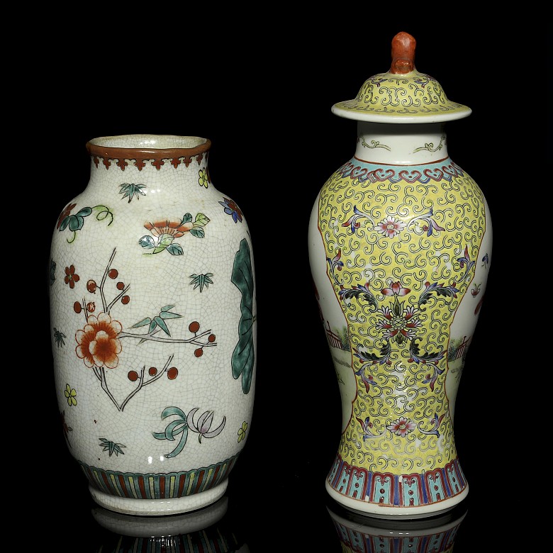 Dos jarrones de porcelana china, S.XX