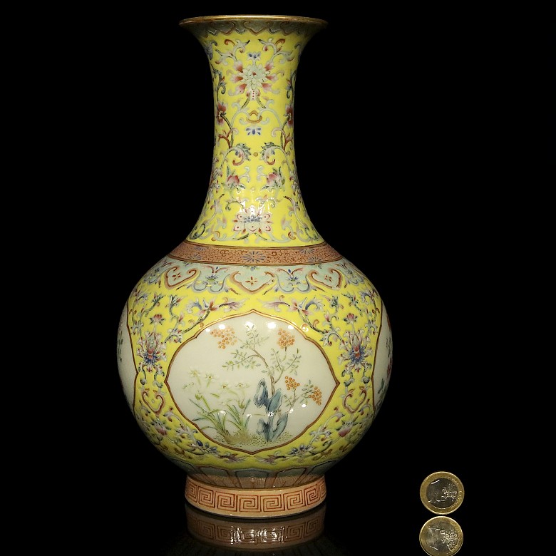 Jarrón de porcelana con fondo amarillo, con marca Qianlong