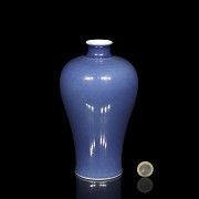 Small “Meiping” vase with blue glaze, Qing dynasty, with Qianlong seal