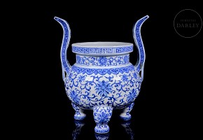 Incensario de cerámica vidriada azul y blanco, dinastía Qing