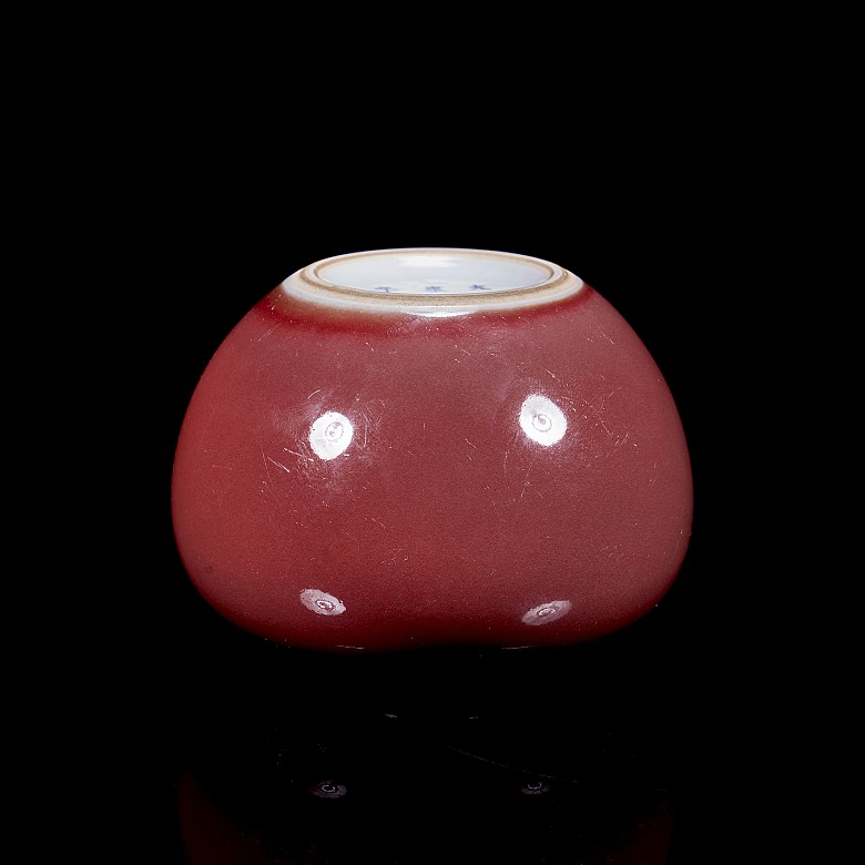 Recipiente de porcelana esmaltada en rojo, con marca Kangxi