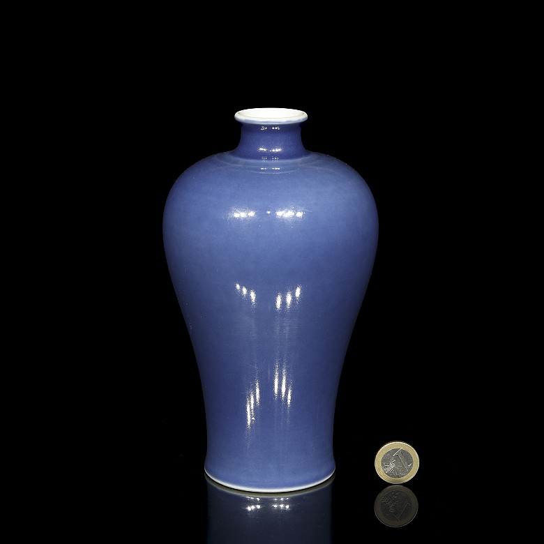 Small “Meiping” vase with blue glaze, Qing dynasty, with Qianlong seal