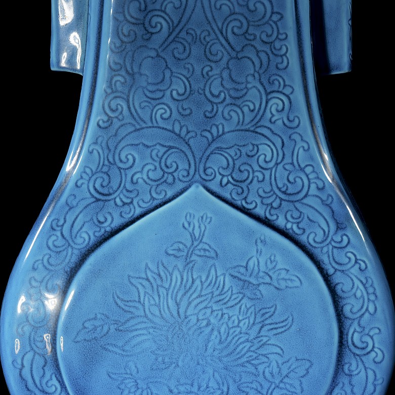 Blue glazed porcelain ‘Hu’ vase