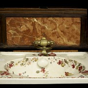 Lavabo de porcelana inglesa y grifo, ca.1900