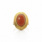 Anillo de oro amarillo 18k y coral