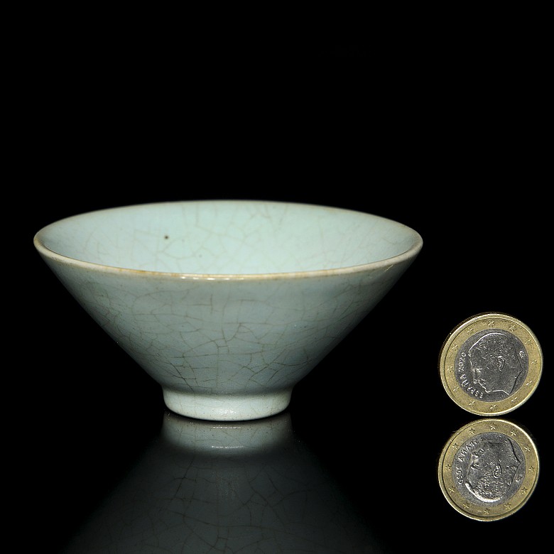 Small glazed ceramic ‘Ruyao’ bowl, Song style