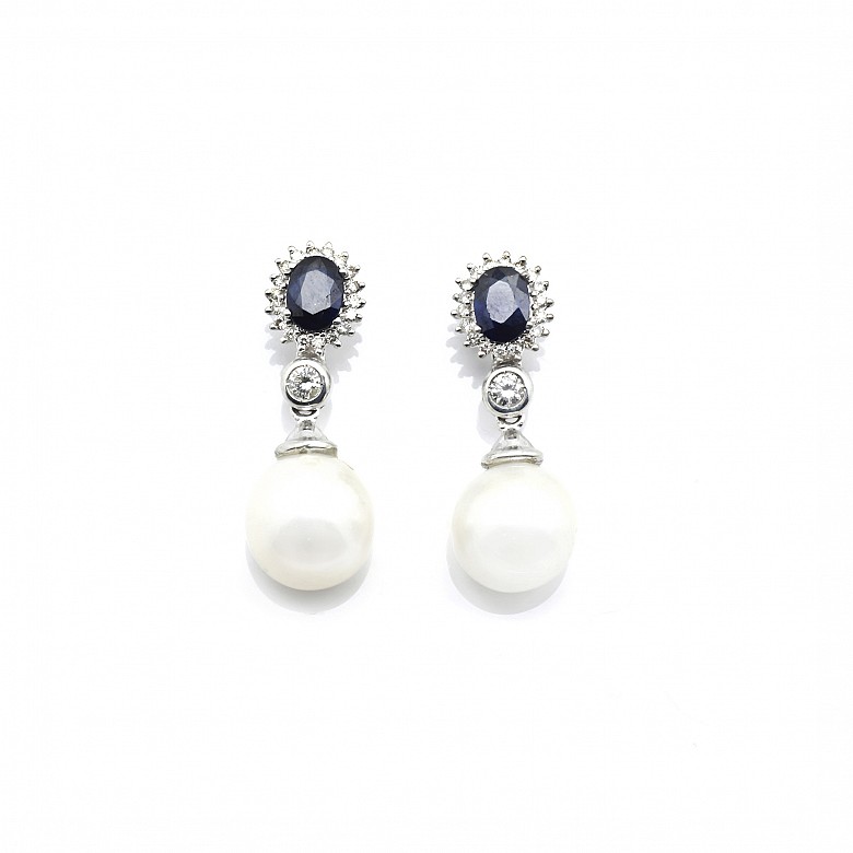 18k white gold, sapphires and diamonds earrings.