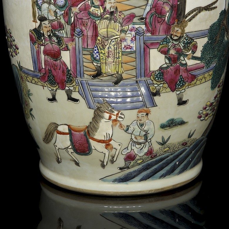 Porcelain vase ‘Scenes’, Qing dynasty