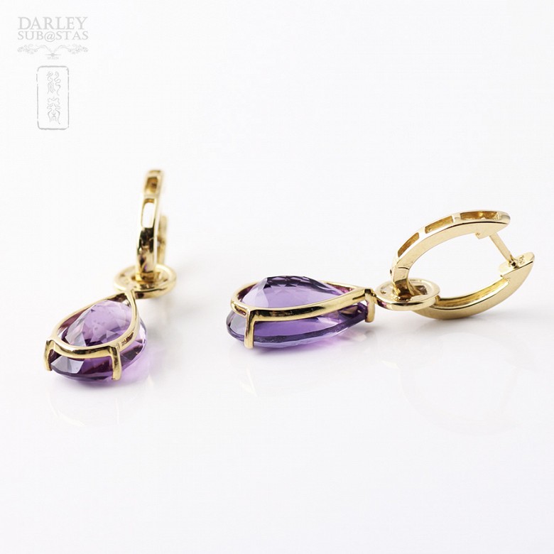 Earrings in 18k white gold with amethysts and diamonds.