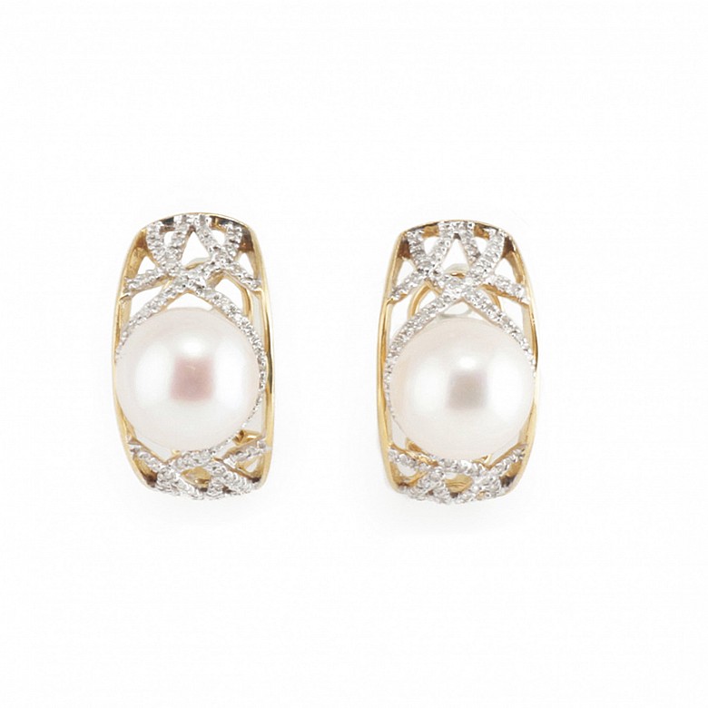 Pearl earrings in 18k yellow gold and diamonds.