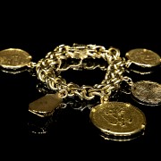 Pulsera de oro con monedas y aderezos