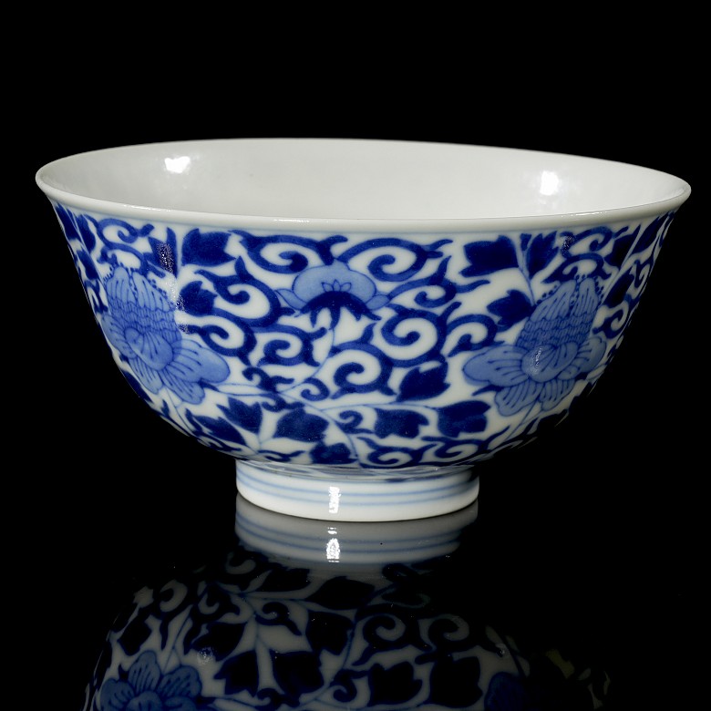 Blue-and-white ‘Lotus’ glazed bowl, Qing dynasty