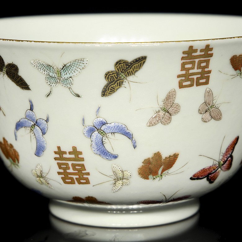 Enamelled porcelain ‘Butterflies’ bowl, Qing dynasty