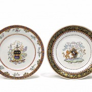 Pareja de platos de porcelana esmaltada, s.XX