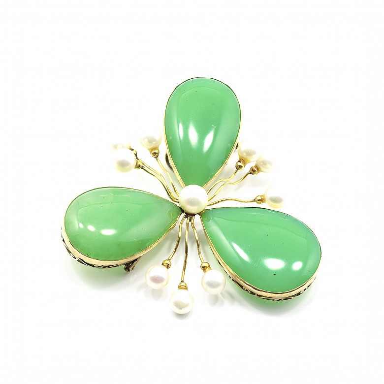 Brooch with three green stones, chrysoprase, and 10 pearls