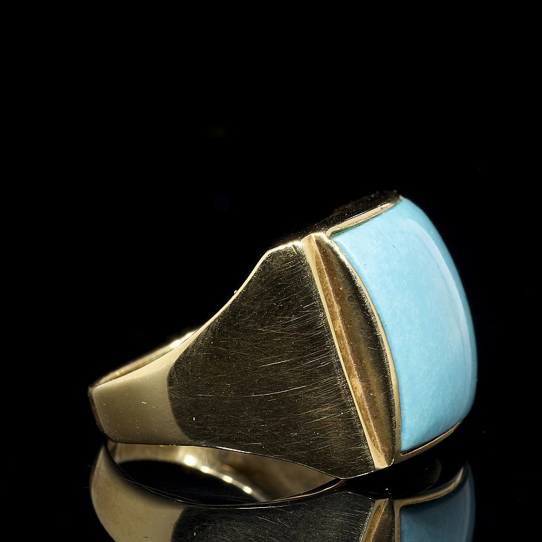 Yellow gold ring with turquoise