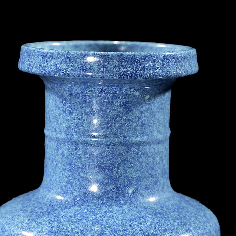 Jarrón de porcelana con vidriado azul, dinastía Qing