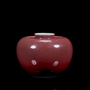 Recipiente de porcelana esmaltada en rojo, con marca Kangxi