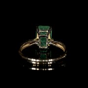 Yellow gold ring with emerald - 3