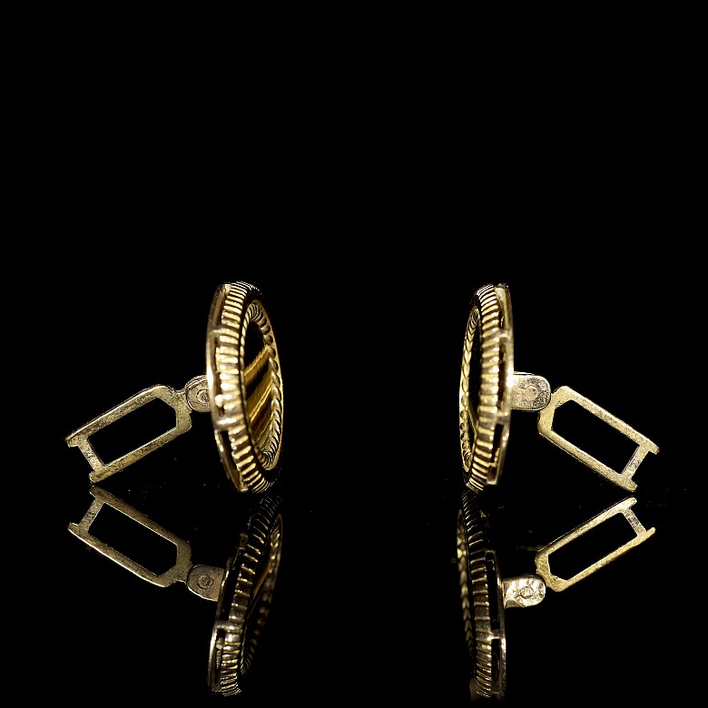 Yellow gold and tiger eye cufflinks