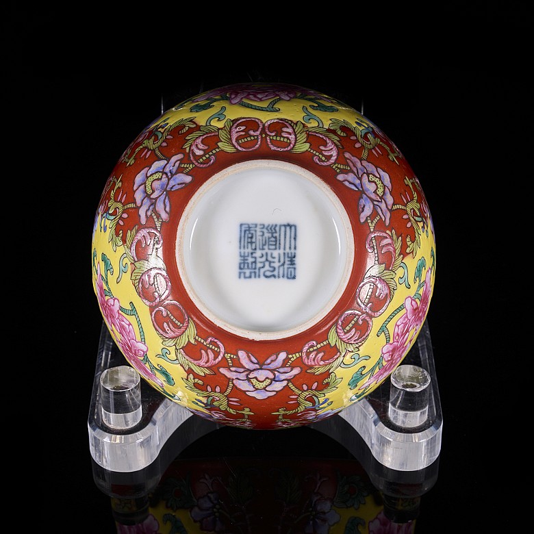 Enamelled bowl with coral background, famille rose, Qing dynasty