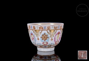 Taza de porcelana familia rosa esmaltada, dinastía Qing