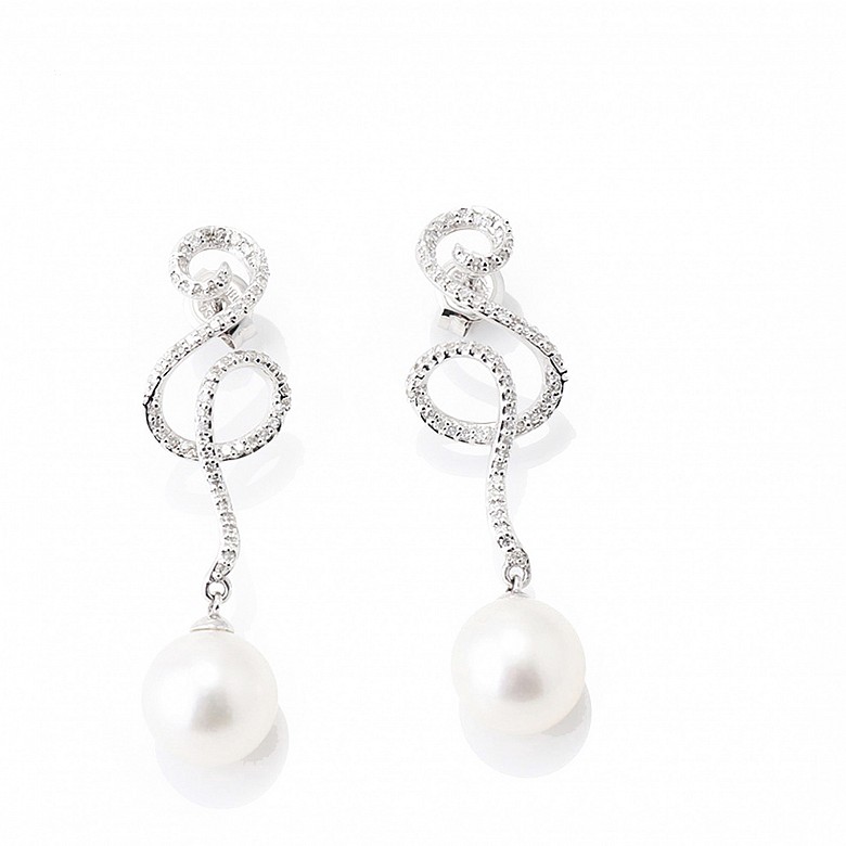 Earrings in 18k white gold, diamonds and pearls.