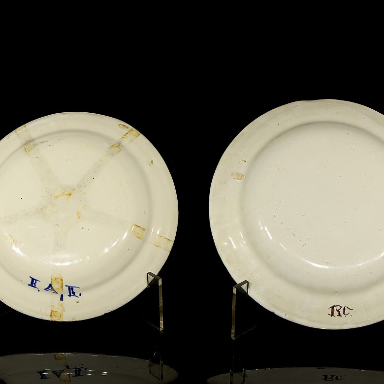 Pair of Manises ceramic dishes, 20th century