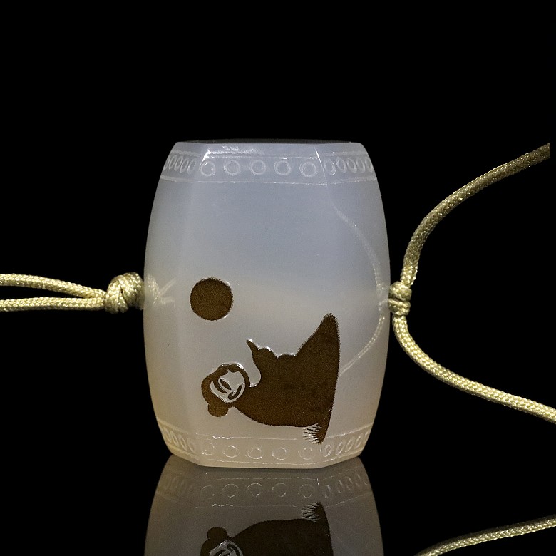 Drum-shaped onyx pendant, Qing dynasty, Qianlong