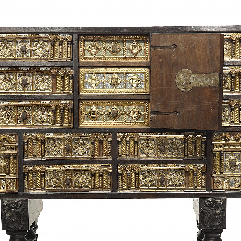 Castilian chest of drawers with bone marquetry