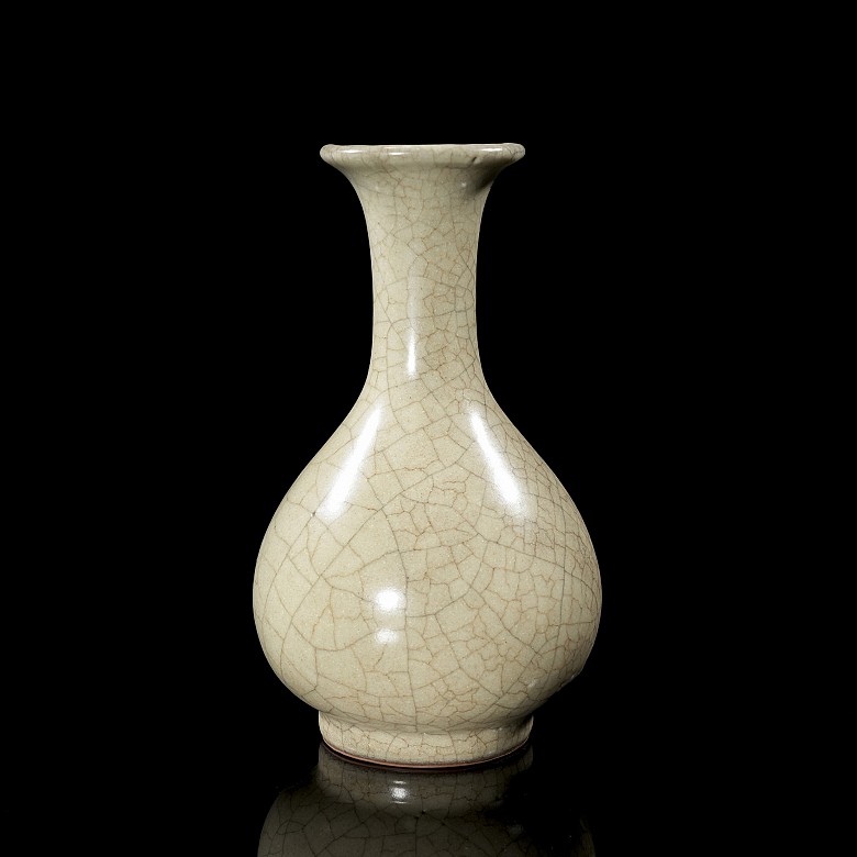 Geyao-glazed ceramic ‘Yuhuchunping’ vase, Song dynasty