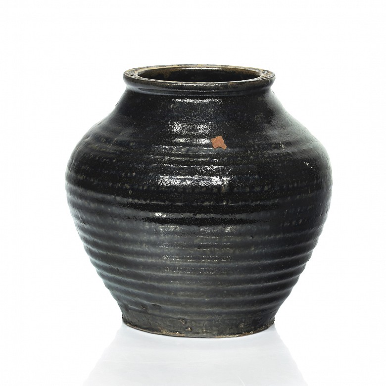 Striated ceramic vase, Qing dynasty