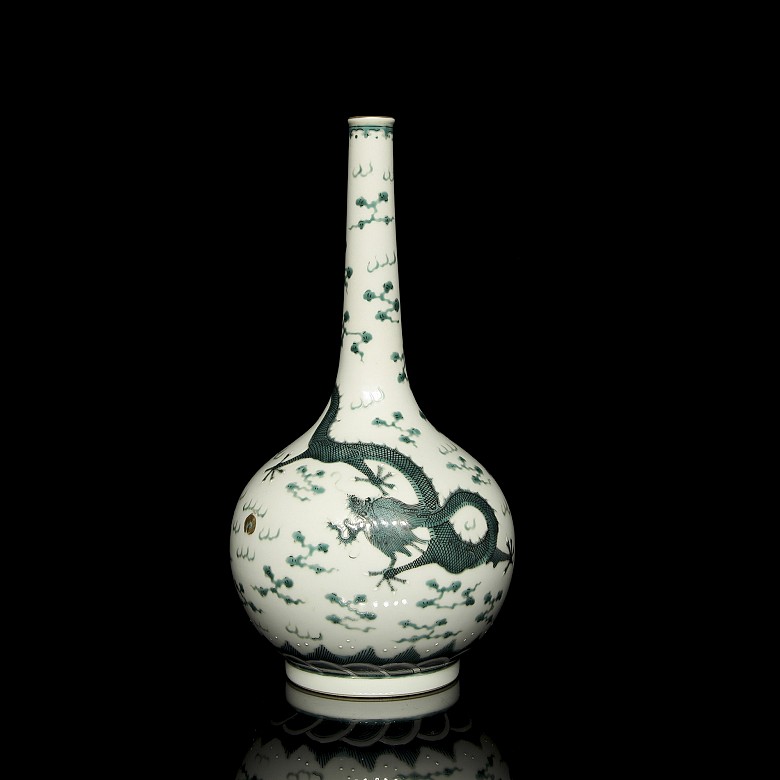 Enamelled porcelain vase ‘Dragons’, with Qianlong mark