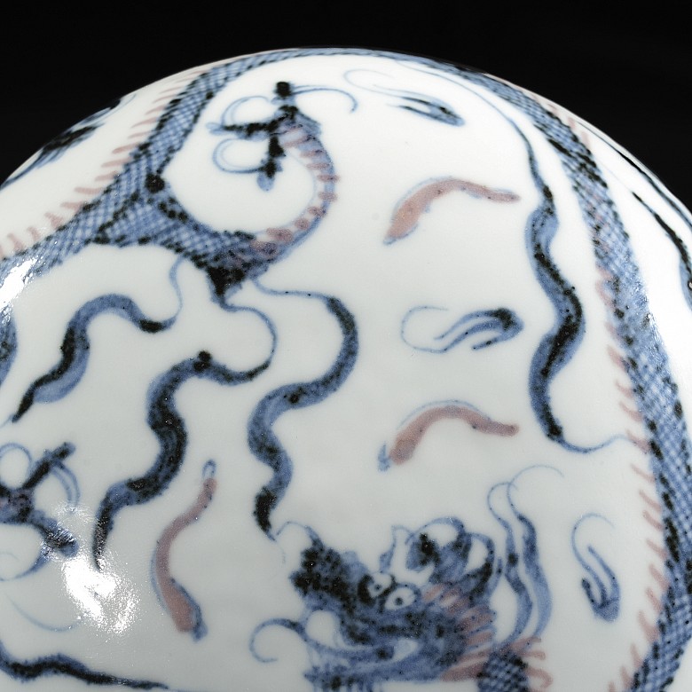 Porcelain-glazed ‘Dragon’ box, Ming dynasty