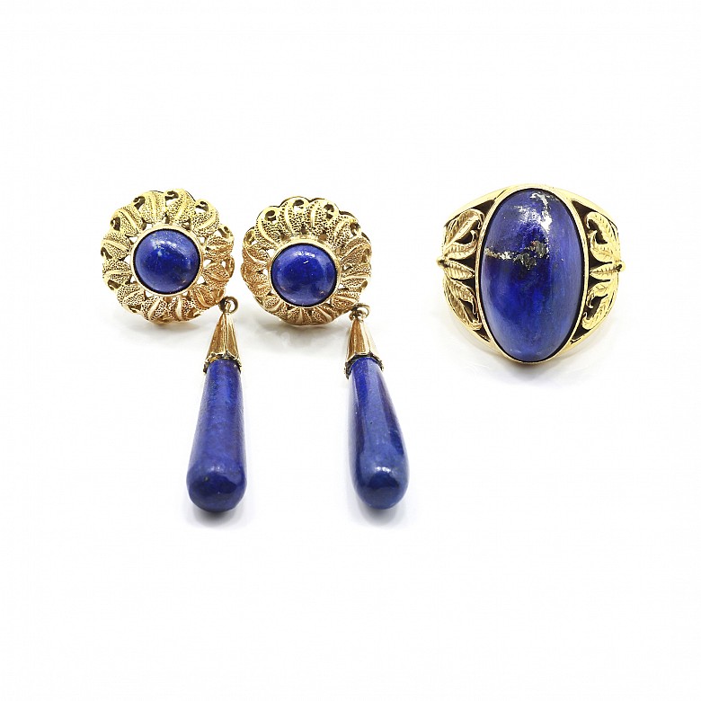 18k yellow gold ring and earrings set with lapis lazuli.